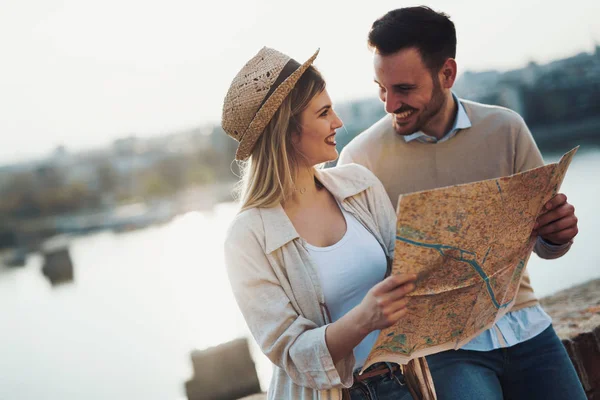 Feliz casal turístico com mapa — Fotografia de Stock