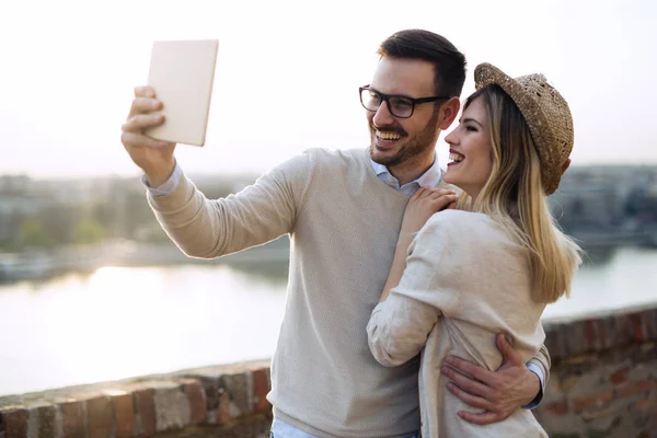 Pareja enamorada tomando selfies — Foto de Stock