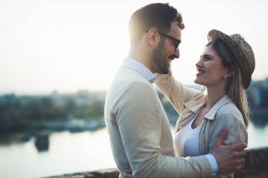 Sarılma mutlu Romantik Çift 