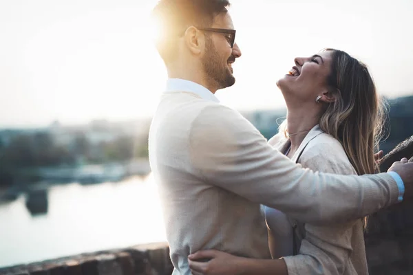 Glückliches romantisches Paar umarmt — Stockfoto