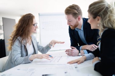 Toplantı ve iş adamları tarafından ekip çalışması