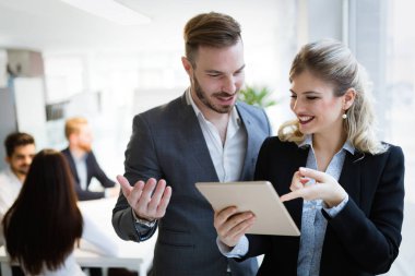 İş arkadaşları kendi işyerinde