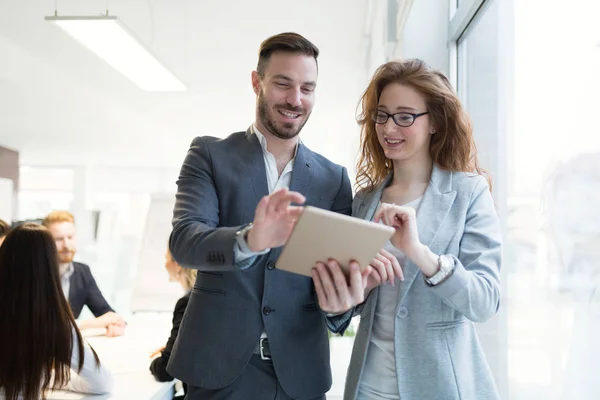 Zufriedene Kollegen im Unternehmen — Stockfoto