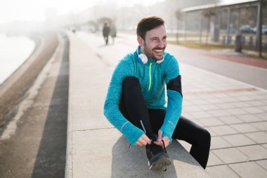 Yakışıklı sporcu koşu eğitim 