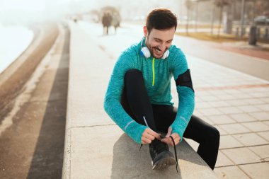 Yakışıklı sporcu koşu eğitim 