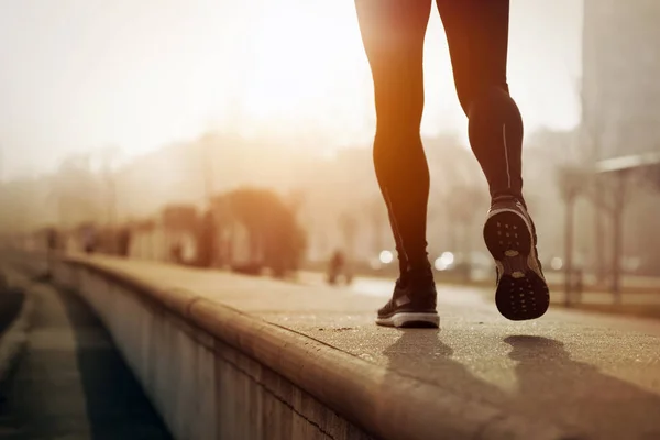 Löpning och jogging är fitnessövningar — Stockfoto