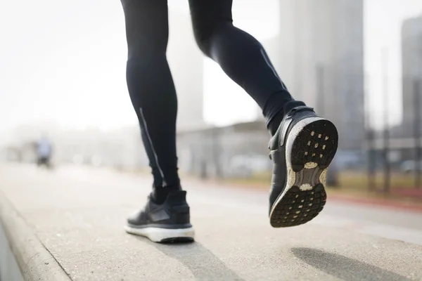 Löpning och jogging är fitnessövningar — Stockfoto