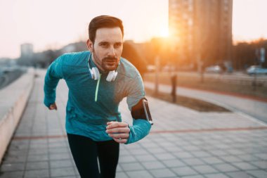 Sporcu çalıştıran ve koşu kıyafeti