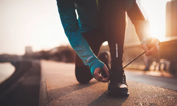 Sportsman tying shoelaces — Stock Photo, Image