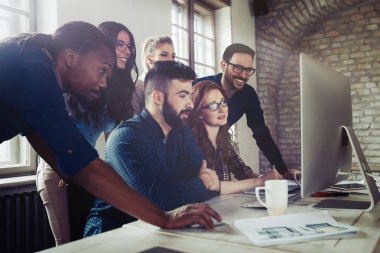 Ofiste çalışan şirket çalışanları