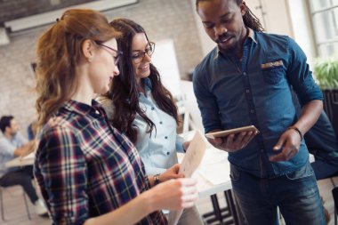 Şirket iş fikirleri tartışmak 