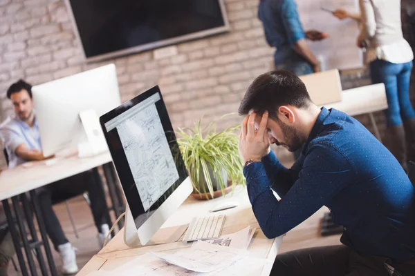 Överarbetad utmattad office medarbetare — Stockfoto
