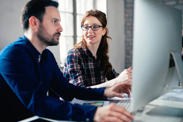 Coworking et collègues d'entreprise — Photo