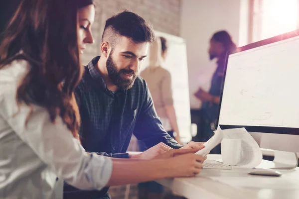 Colaboradores creativos trabajando en oficina — Foto de Stock