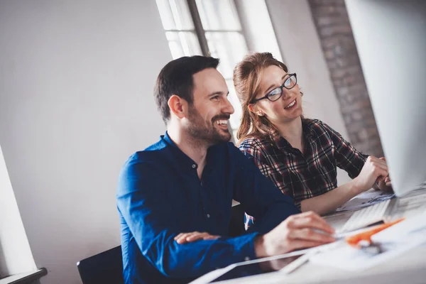 Programmeur travaillant dans un logiciel en développement — Photo