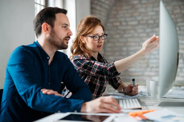 Programmeur travaillant dans un logiciel en développement — Photo