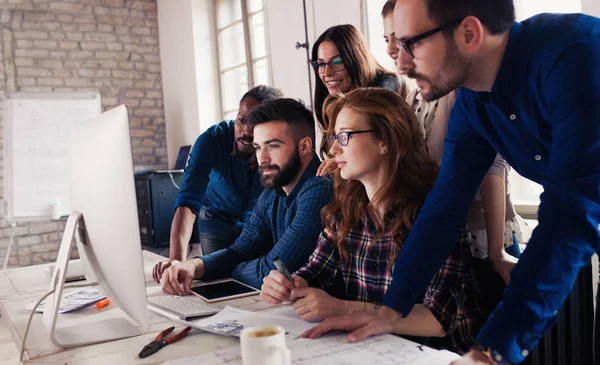 Empleados de la empresa trabajando en oficina — Foto de Stock