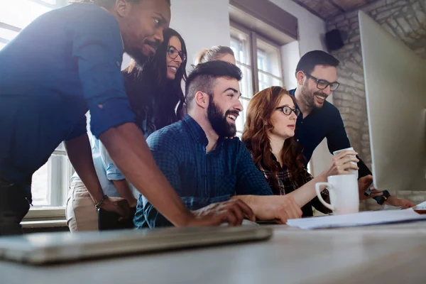 Ingenieros de software trabajando en proyecto — Foto de Stock