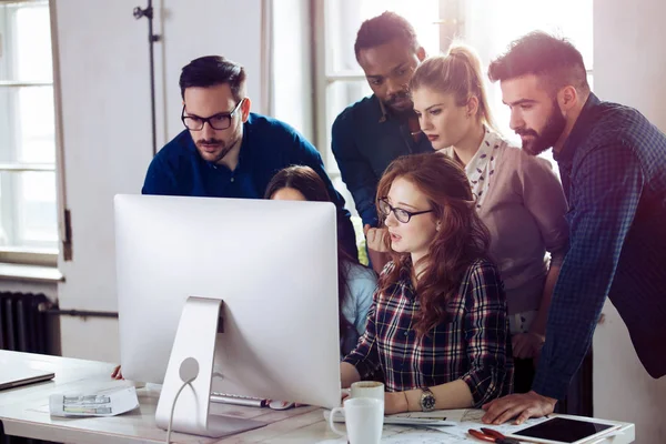 Colaboradores creativos trabajando en oficina — Foto de Stock