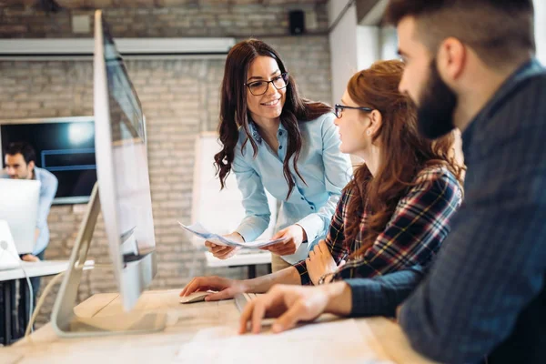 Bedrijf-collega's bespreken van ideeën — Stockfoto