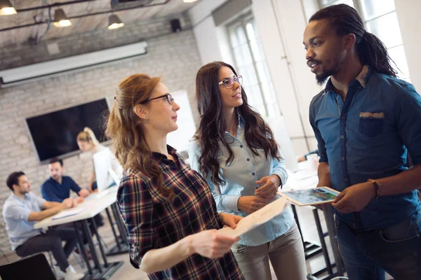 Företagets medarbetare diskuterar idéer — Stockfoto