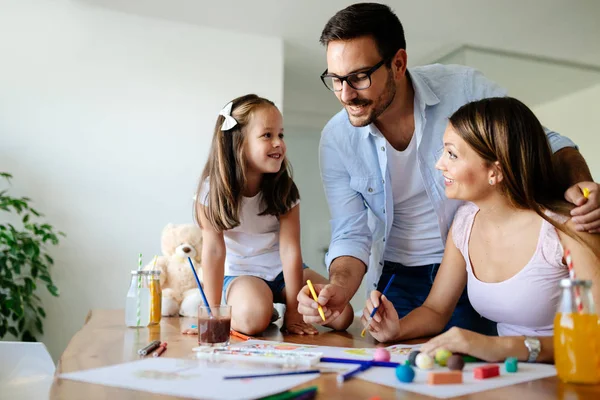 Familie uitgaven plezier tijd thuis — Stockfoto