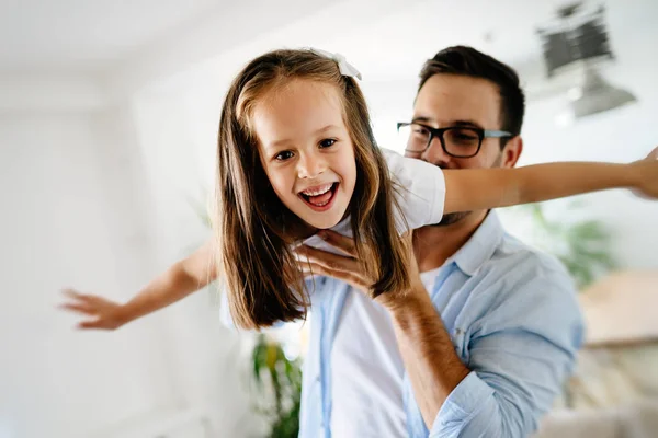Otec a dcera si hrají doma — Stock fotografie