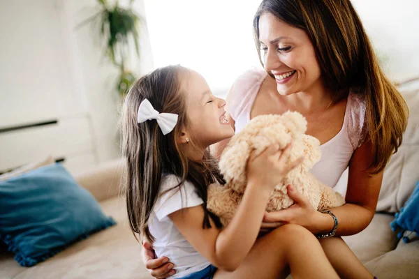 Moeder en dochter met teddybeer — Stockfoto