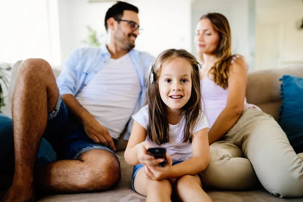 Jeune fille regarder la télévision — Photo