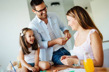 Mutlu aile eğlenceli harcama saat 