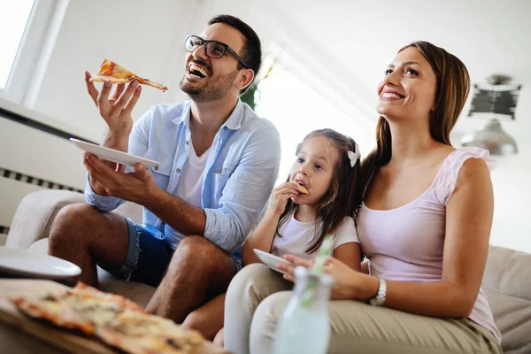 Счастливая семья делится пиццей — стоковое фото