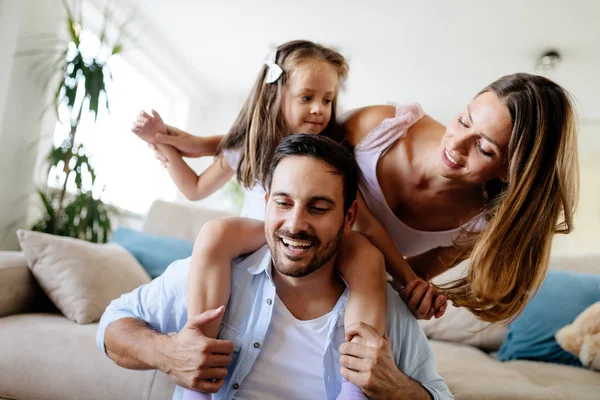 Lycklig familj ha kul gånger — Stockfoto