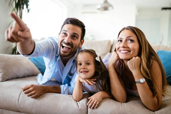 Televisie kijken en gelukkige familie — Stockfoto