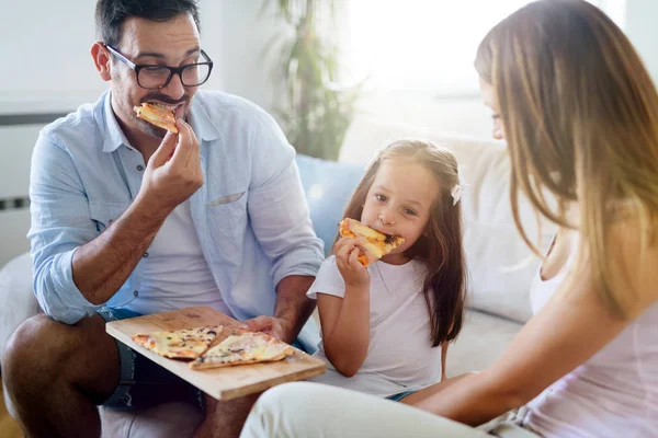 幸福的家庭共享比萨饼 — 图库照片