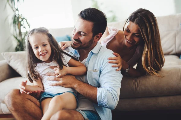 Gelukkige familie plezier uitgaven tijd — Stockfoto