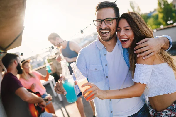 Feliz pareja divirtiéndose —  Fotos de Stock