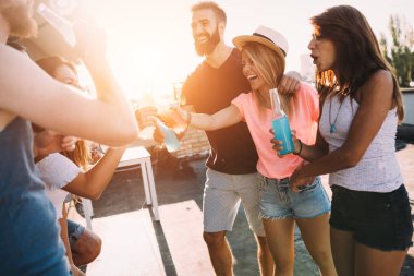  parti çatısında arkadaşlar