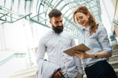 İş arkadaşları tatilinde konuşmak