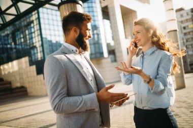 İş arkadaşları tatilinde konuşmak