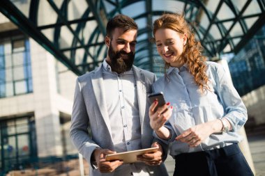 İş arkadaşları tatilinde konuşmak 