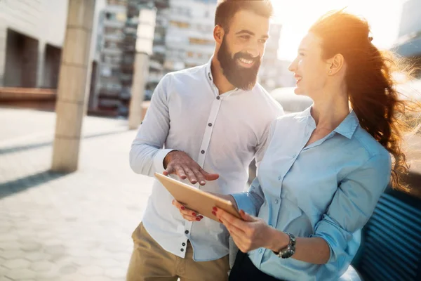 Compañeros de negocios hablando en descanso — Foto de Stock