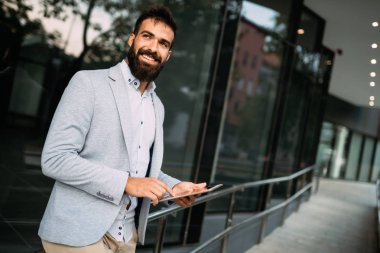 şirket önünde genç işadamı