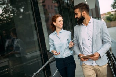 Genç iş çift açık yürüyüş 