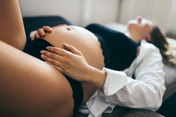 매력적 인 임신부의 초상화 — 스톡 사진