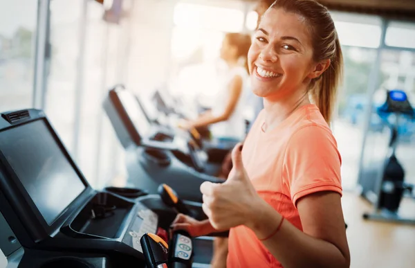 Kvinnan gör konditionsträning i gymmet — Stockfoto