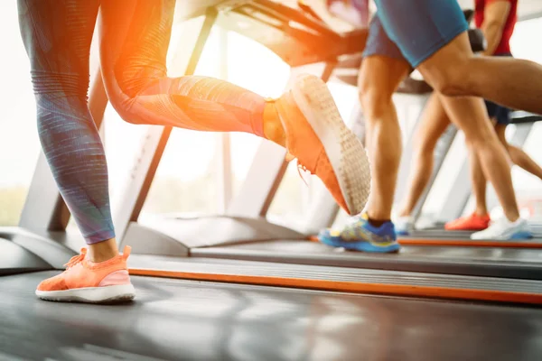 Människor springer på löpband i gym — Stockfoto