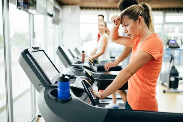Femeie care face antrenament cardio în sala de sport — Fotografie, imagine de stoc