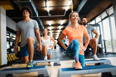 Genç neşeli fitness takım spor salonunda portresi