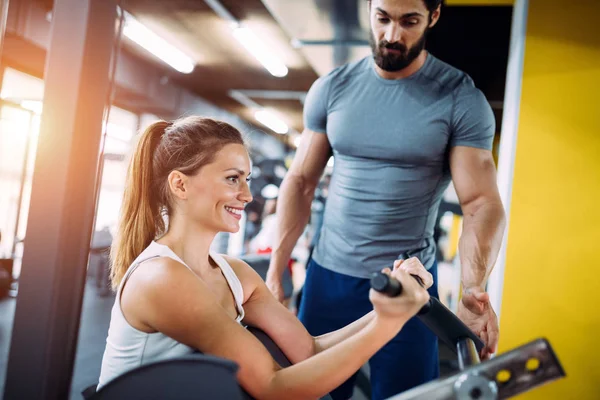 Jovem bela mulher fazendo exercícios — Fotografia de Stock