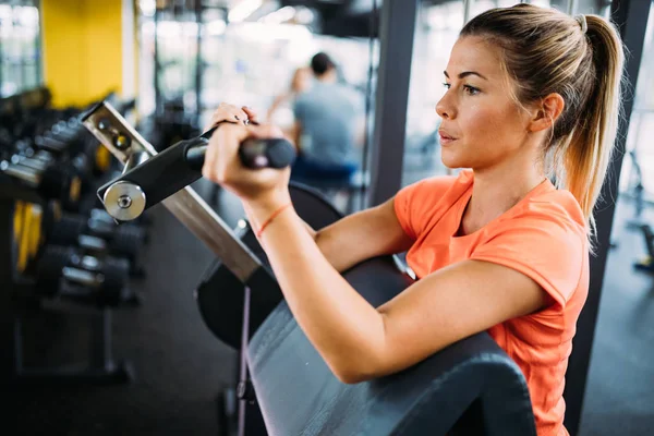 Femeia care face exerciții pentru biceps — Fotografie, imagine de stoc